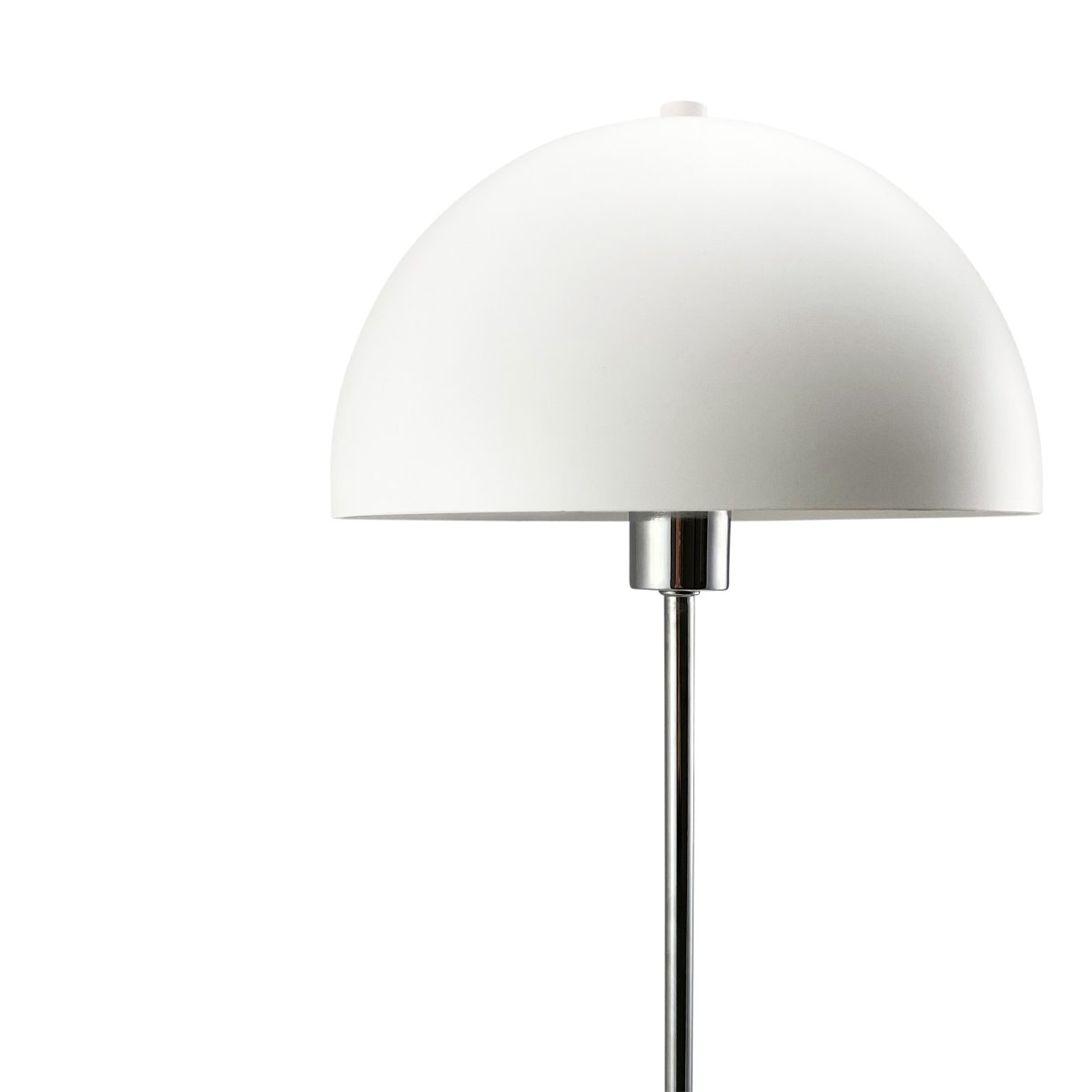 Garda 55cm Krom bærbar Fra Dyberg Larsen - Garda er en tidl&oslash;s detalj som bringer b&aring;de stil og funksjon til hjemmet ditt &ndash; en investering i klassisk, b&aelig;rekraftig design.