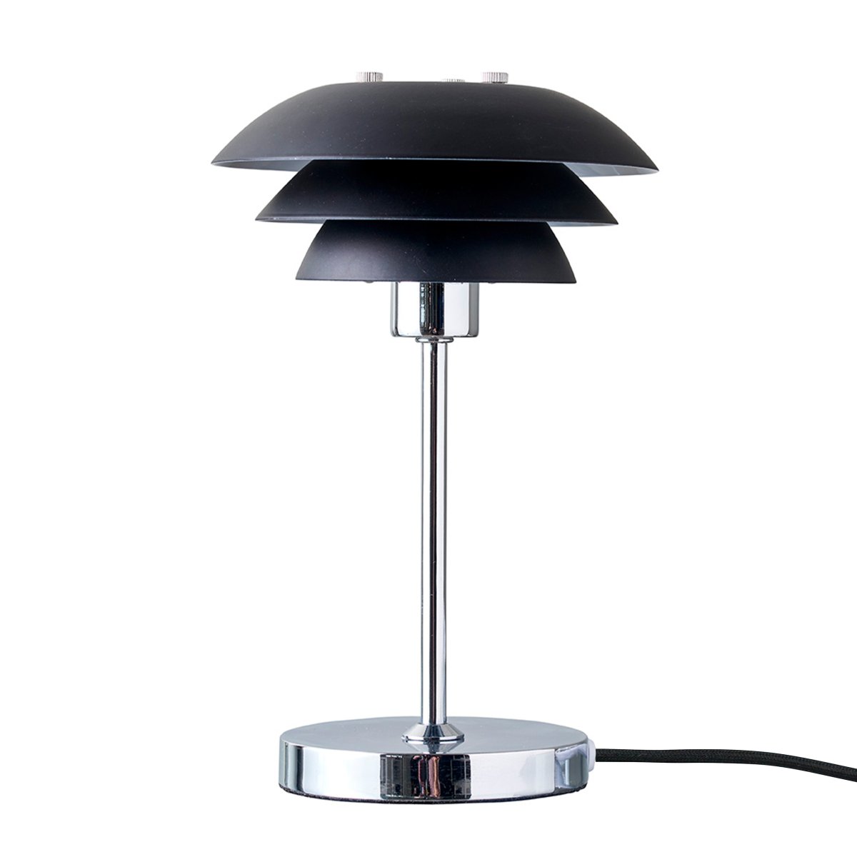 DL16 25cm Svart bordlampe Fra Dyberg Larsen - Skjermene er laget av metall og basen i krom, med fargealternativene sort og hvit.
