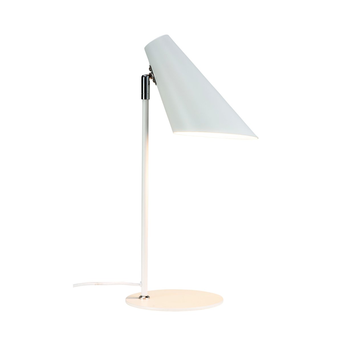 Cale 50cm Hvit skrivebordslampe Fra Dyberg Larsen - Den glatte og stilige formen gjør Cale enkel å plassere og passer perfekt på både hjemmekontoret og soverommet.