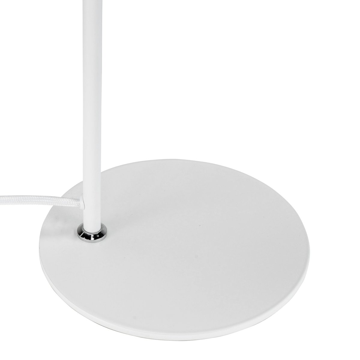 Cale 50cm Hvit skrivebordslampe Fra Dyberg Larsen - Den glatte og stilige formen gjør Cale enkel å plassere og passer perfekt på både hjemmekontoret og soverommet.