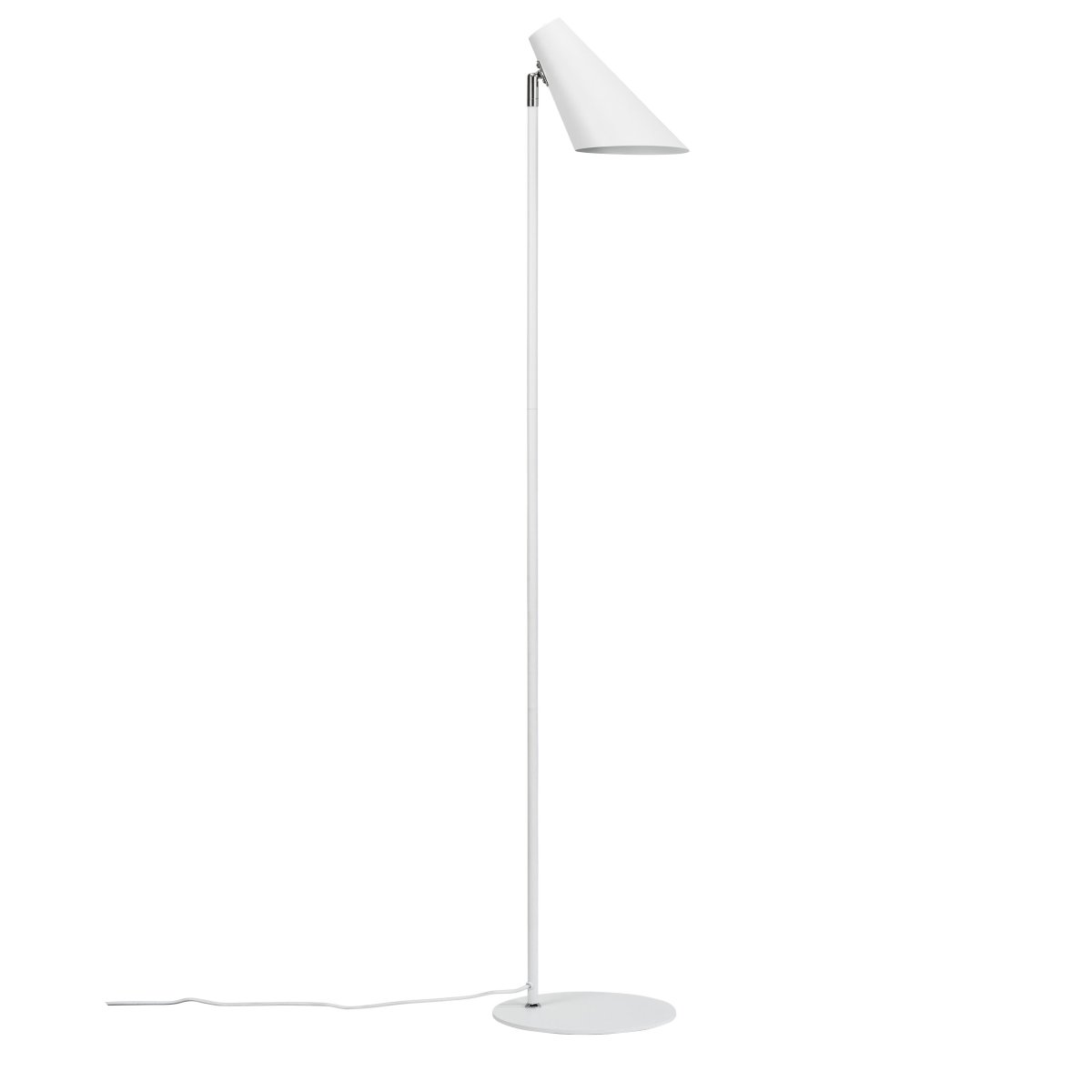 Cale Hvit gulvlampe Fra Dyberg Larsen - Med sin elegante hvite design og minimalistiske form gir Cale et stilig uttrykk til ethvert rom.