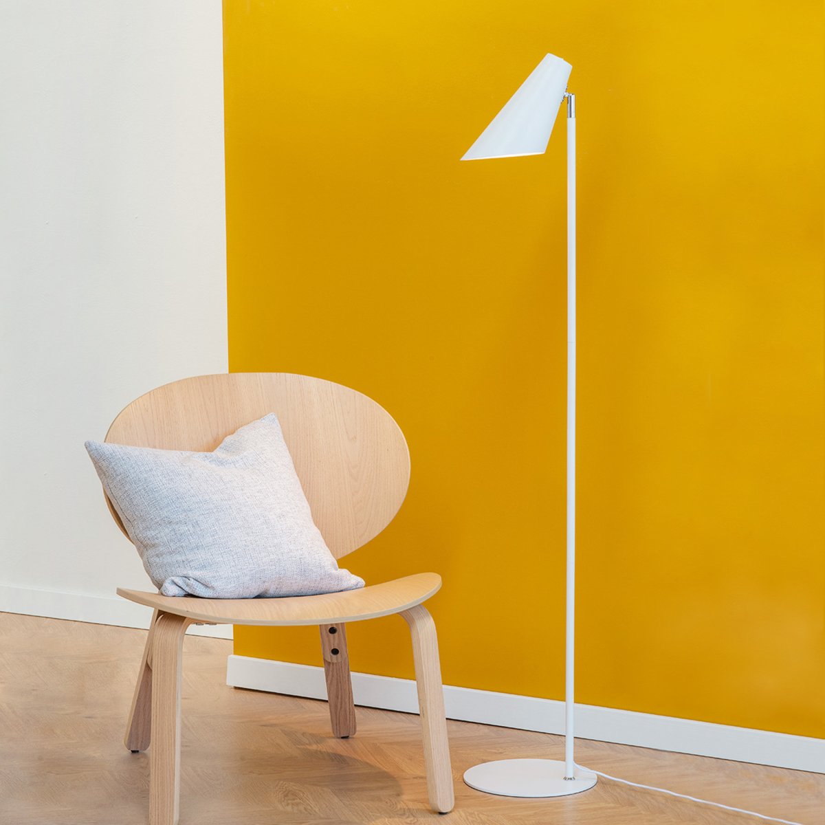 Cale Hvit gulvlampe Fra Dyberg Larsen - Med sin elegante hvite design og minimalistiske form gir Cale et stilig uttrykk til ethvert rom.