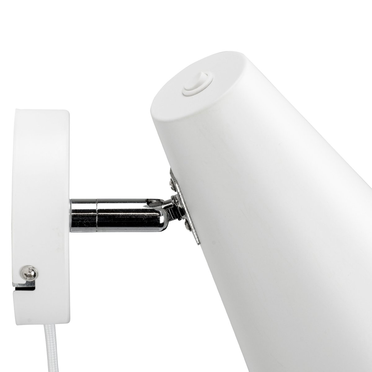 Cale 25cm Hvit vegglampe Fra Dyberg Larsen - Lampen er tilgjengelig i matt sort og hvit metallfinish, og lampehodet kan roteres fritt for optimal belysning.