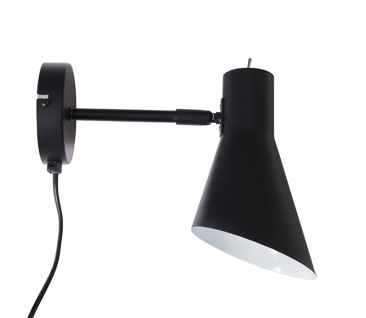 DL12 Svart leselampe Fra Dyberg Larsen - Med sin moderne, matt sorte design og vinklede skjerm gir DL12 et fokusert og behagelig lys, ideelt for studier eller som nattbordslampe.