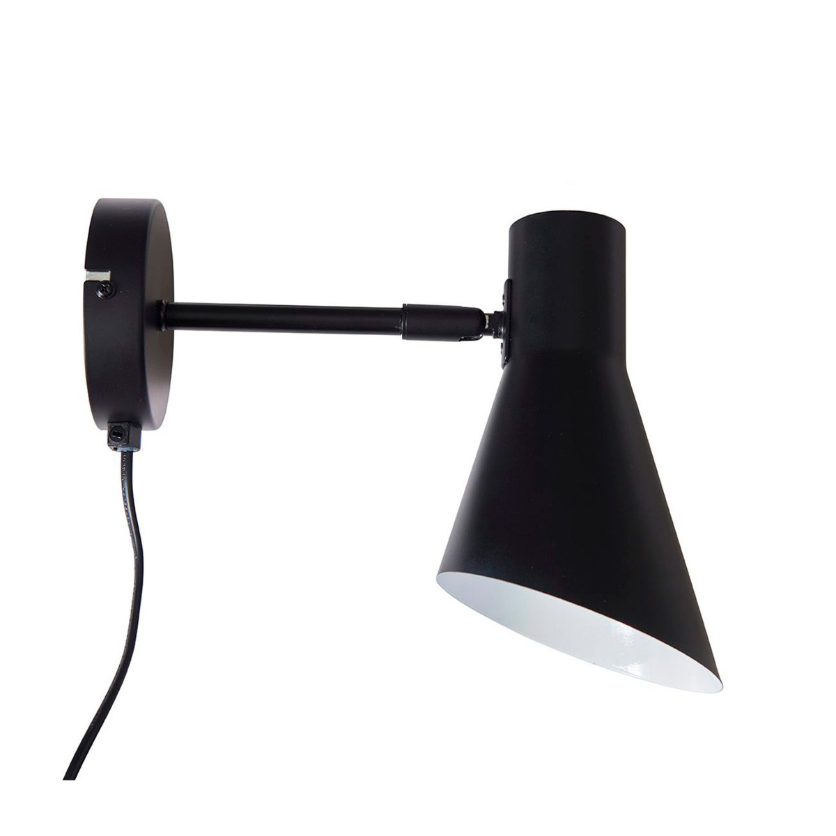 DL12 Svart leselampe Fra Dyberg Larsen - Med sin moderne, matt sorte design og vinklede skjerm gir DL12 et fokusert og behagelig lys, ideelt for studier eller som nattbordslampe.
