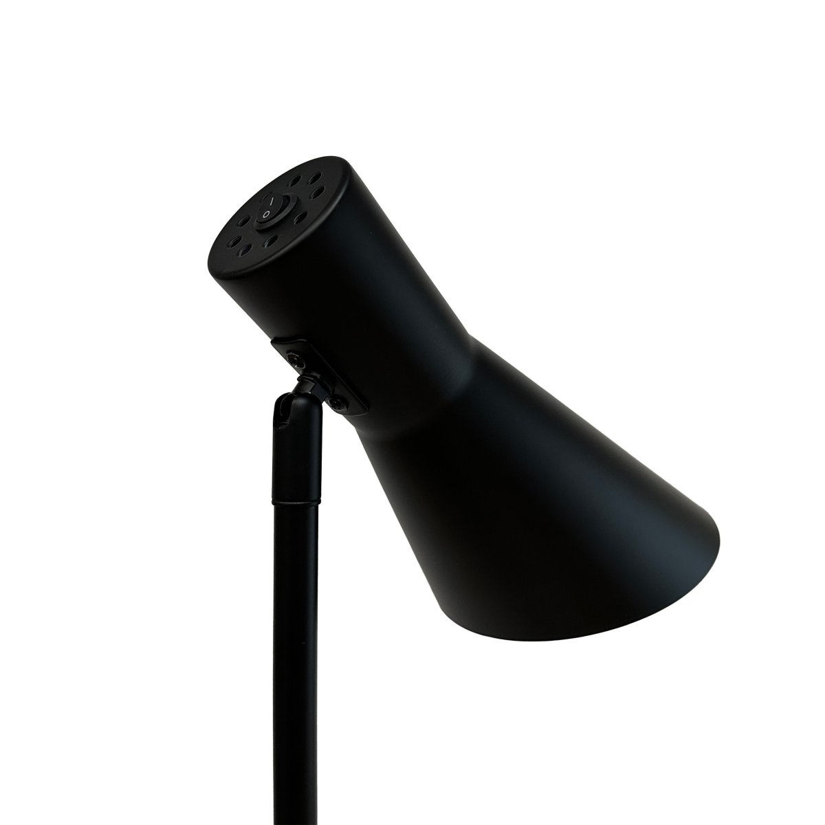 Denver Svart gulvlampe Fra Dyberg Larsen - Denver gulvlampen med sine rette linjer er b&aring;de elegant og praktisk med en unik stil og et funksjonelt lys som gir rommet en hyggelig atmosf&aelig;re.