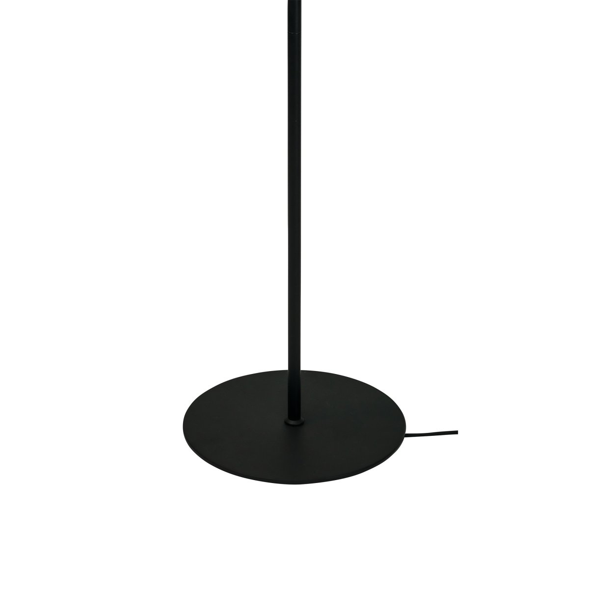Oslo Svart gulvlampe Fra Dyberg Larsen - Oslo er en lampe som kombinerer skandinavisk design med praktisk for en harmonisk og sofistikert atmosfære i hjemmet ditt.