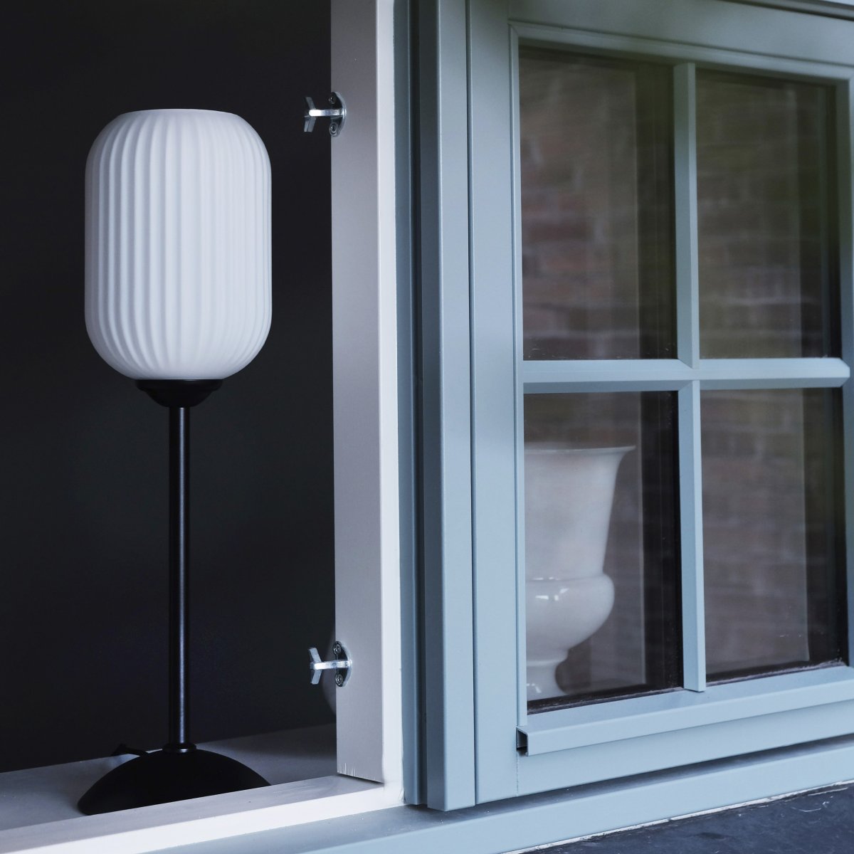 Riflet 52cm Svart bordlampe Fra Dyberg Larsen - Med sin riflete, hvite glasskuppel og stilige sorte bunn, skaper Riflet et mykt og stemningsfullt lys som forgyller hvert rom.