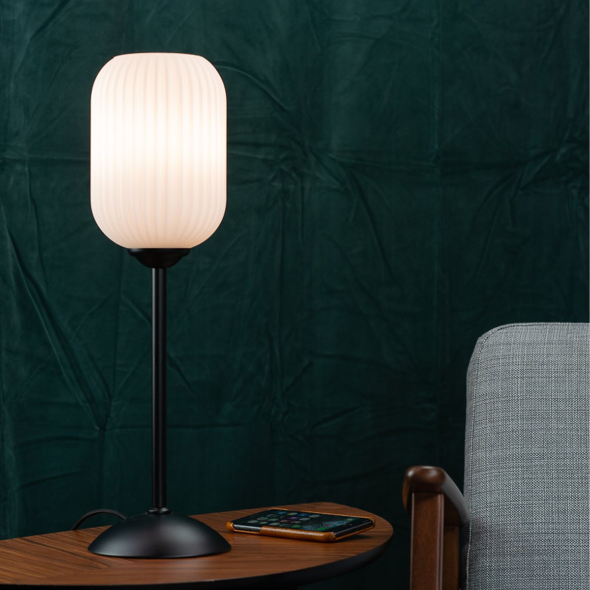 Riflet 52cm Svart bordlampe Fra Dyberg Larsen - Med sin riflete, hvite glasskuppel og stilige sorte bunn, skaper Riflet et mykt og stemningsfullt lys som forgyller hvert rom.