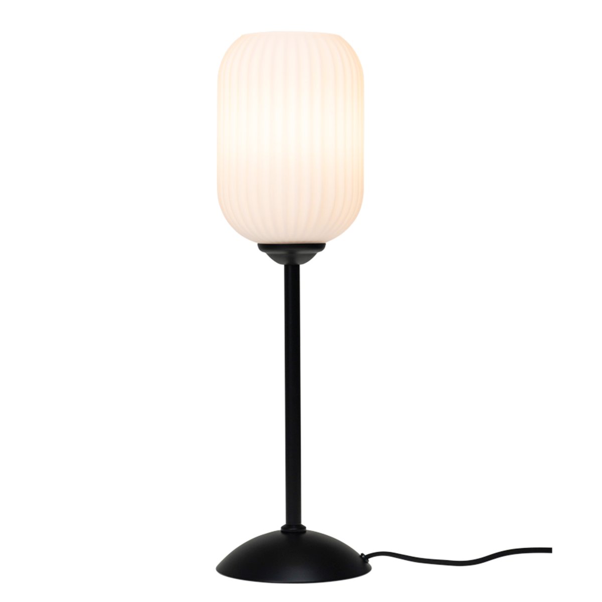 Riflet 52cm Svart bordlampe Fra Dyberg Larsen - Med sin riflete, hvite glasskuppel og stilige sorte bunn, skaper Riflet et mykt og stemningsfullt lys som forgyller hvert rom.