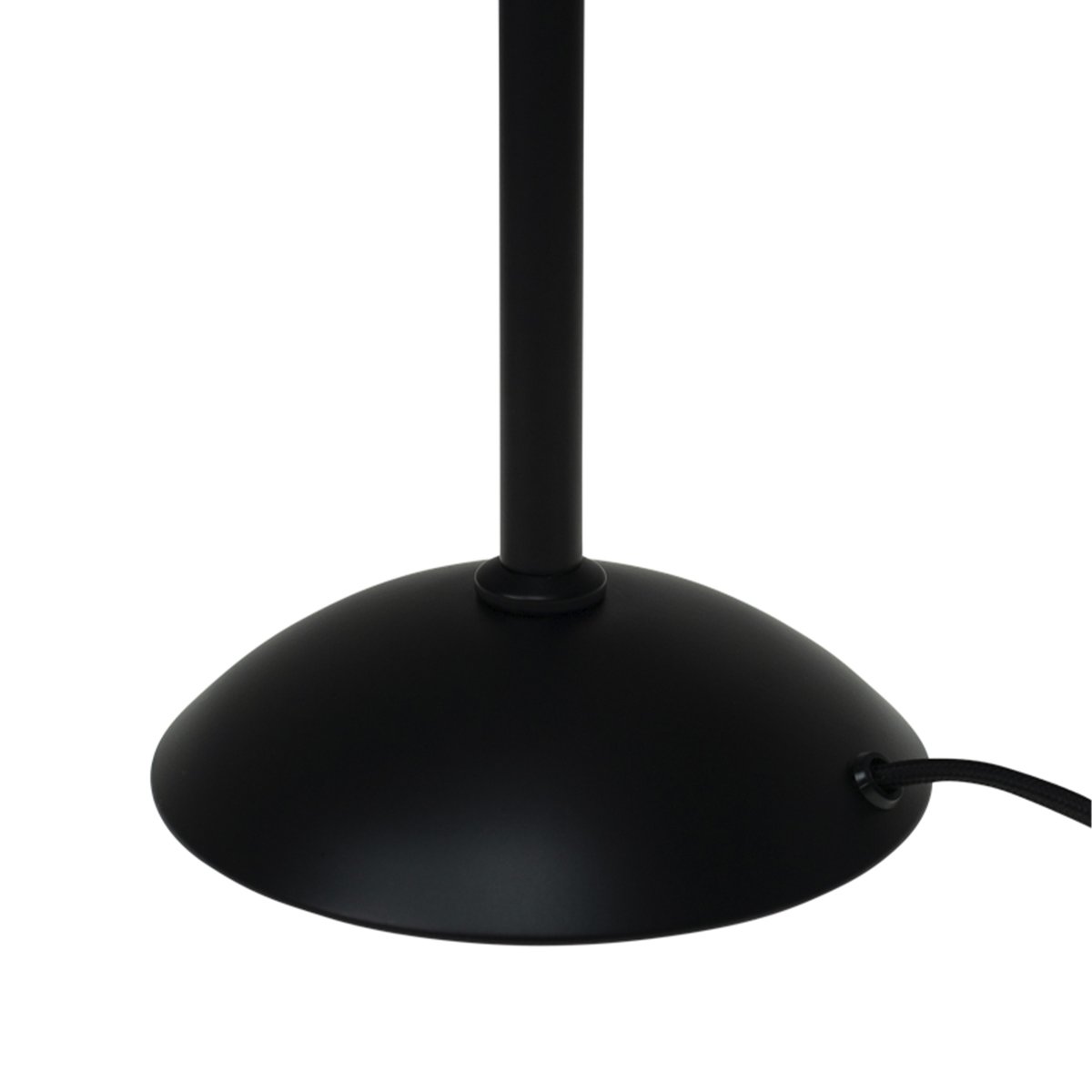 Riflet 52cm Svart bordlampe Fra Dyberg Larsen - Med sin riflete, hvite glasskuppel og stilige sorte bunn, skaper Riflet et mykt og stemningsfullt lys som forgyller hvert rom.