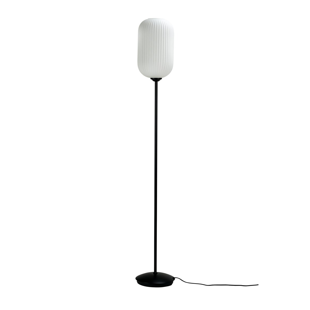 Riflet Svart gulvlampe Fra Dyberg Larsen - Denne lampen kan både lyse opp et helt rom og skape en koselig atmosfære i et hjørne.