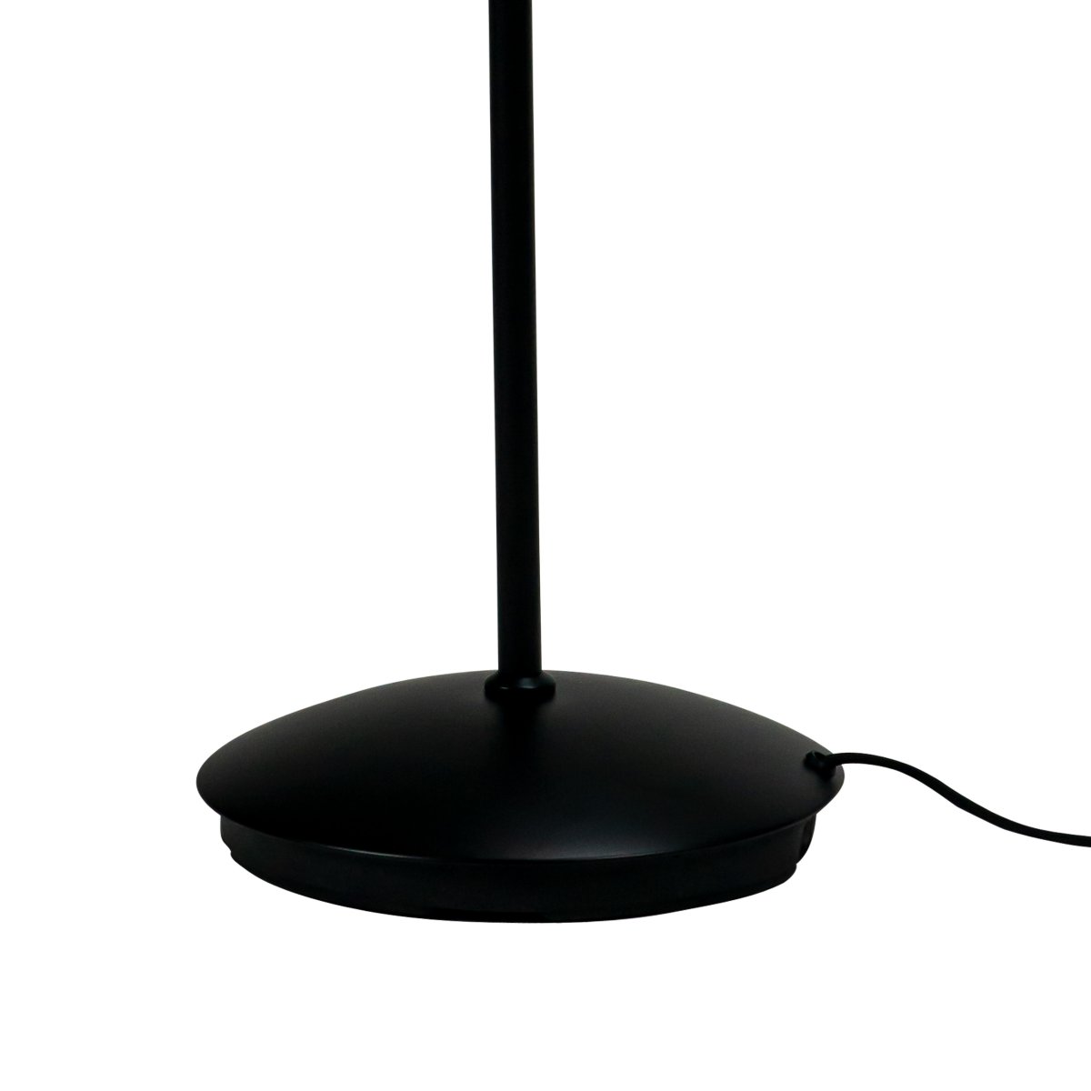 Riflet Svart gulvlampe Fra Dyberg Larsen - Denne lampen kan både lyse opp et helt rom og skape en koselig atmosfære i et hjørne.