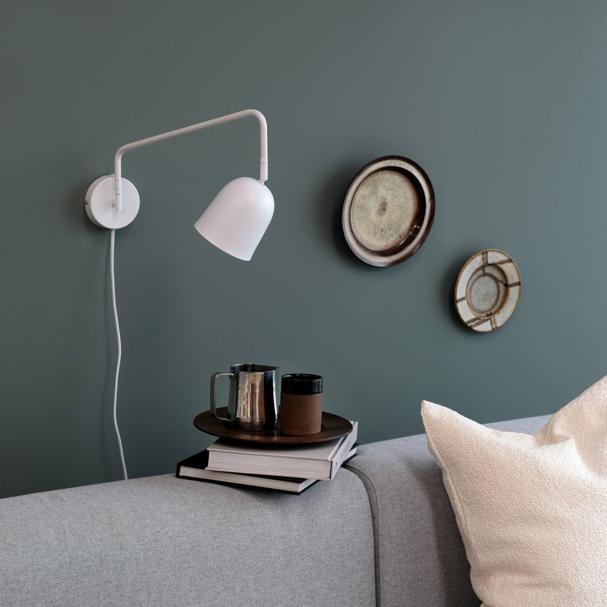 Manchester 45cm Hvit vegglampe Fra Dyberg Larsen - Armen p&aring; lampen svinger fra side til side og strekker seg 45 cm fra veggen til det ytterste punktet p&aring; skjermen.