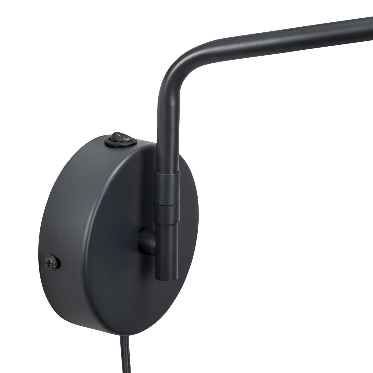 Manchester 45cm Grå vegglampe Fra Dyberg Larsen - Armen på lampen svinger fra side til side og strekker seg 45 cm fra veggen til det ytterste punktet på skjermen.