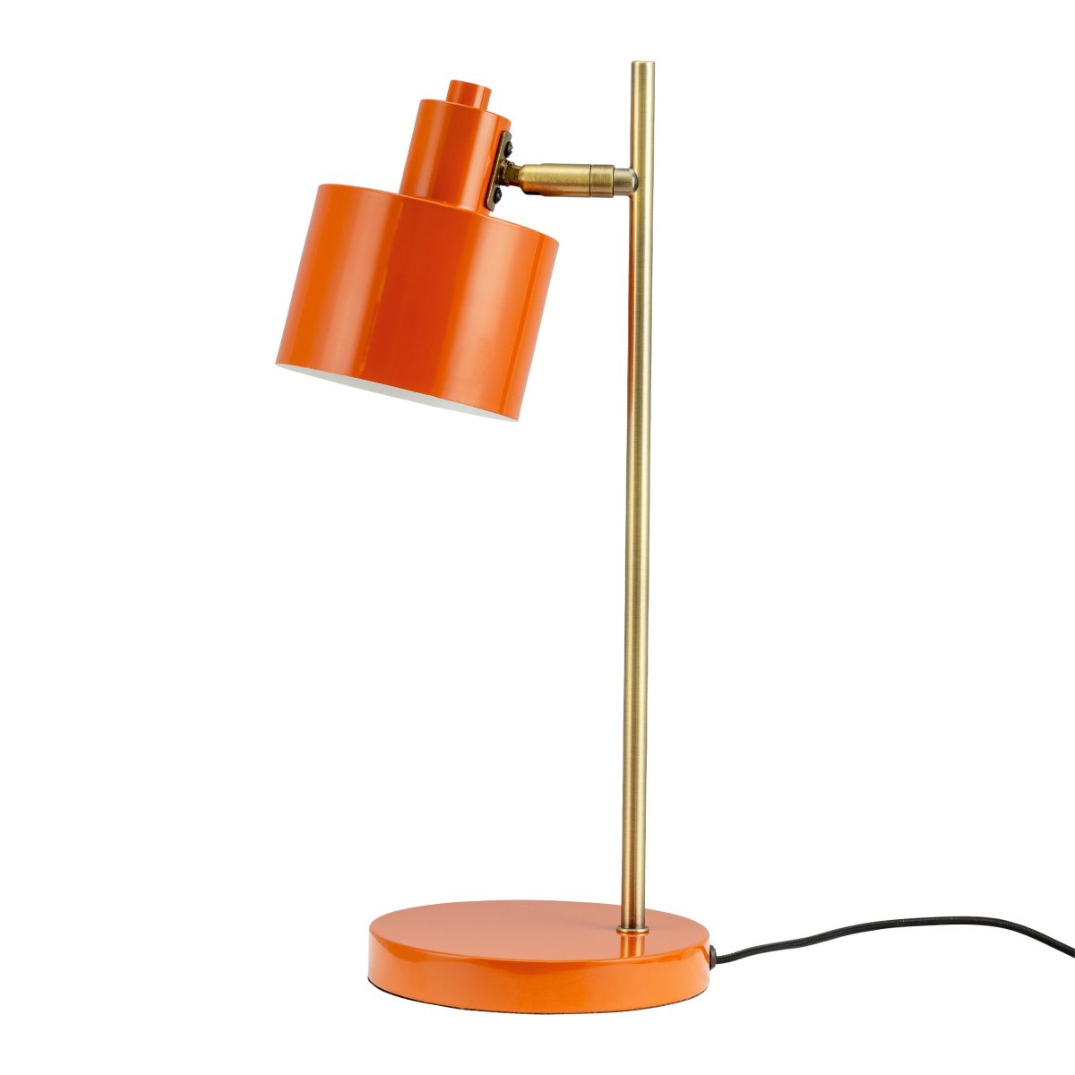 Ocean 43cm Oransje skrivebordslampe Fra Dyberg Larsen - Med den justerbare lampeskjermen kan lyset enkelt tilpasses dine behov, og skaper en hyggelig atmosfære og fargesprakende i hjemmet ditt.