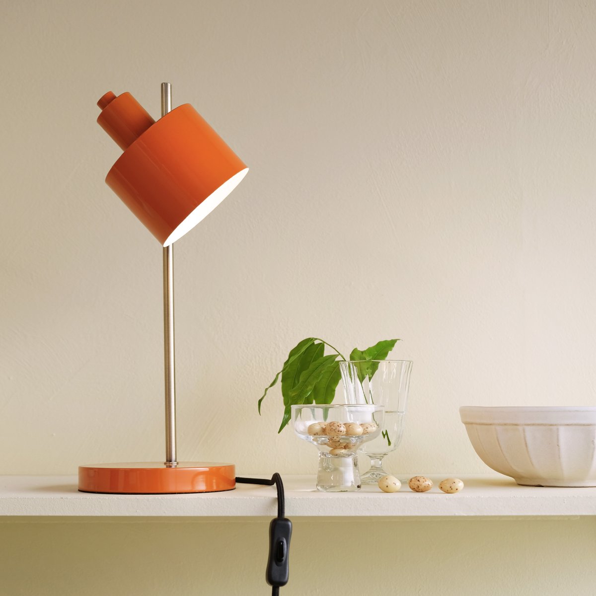 Ocean 43cm Oransje skrivebordslampe Fra Dyberg Larsen - Med den justerbare lampeskjermen kan lyset enkelt tilpasses dine behov, og skaper en hyggelig atmosfære og fargesprakende i hjemmet ditt.
