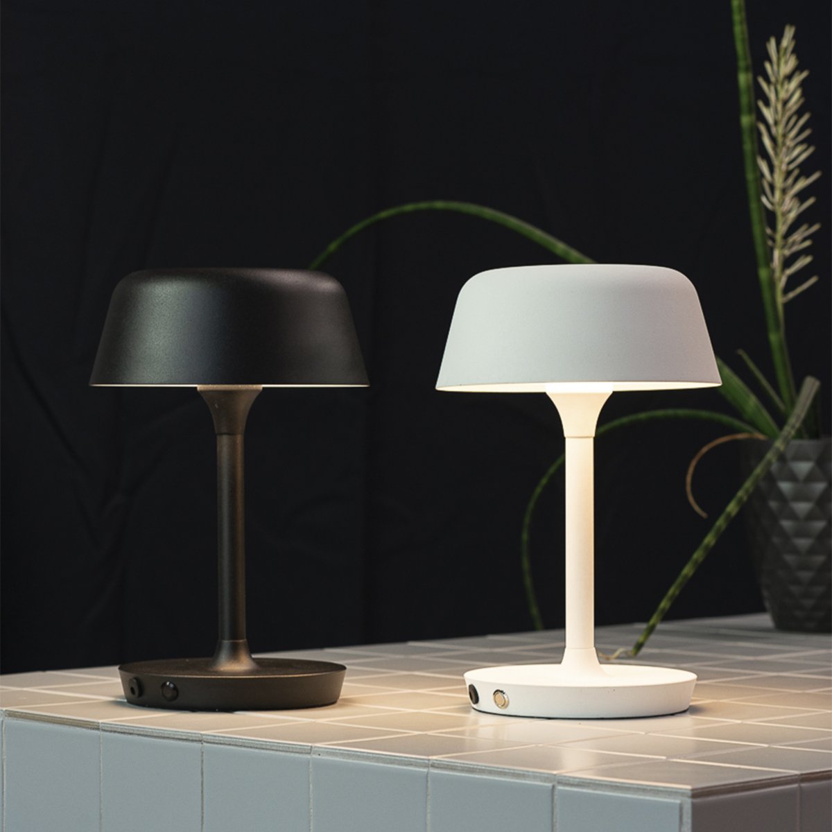 Valencia 30cm Svart bærbar Fra Dyberg Larsen - Den elegante Valencia bordlampen fra Dyberg Larsen i sort er oppladbar og kan plasseres der det trengs mest.