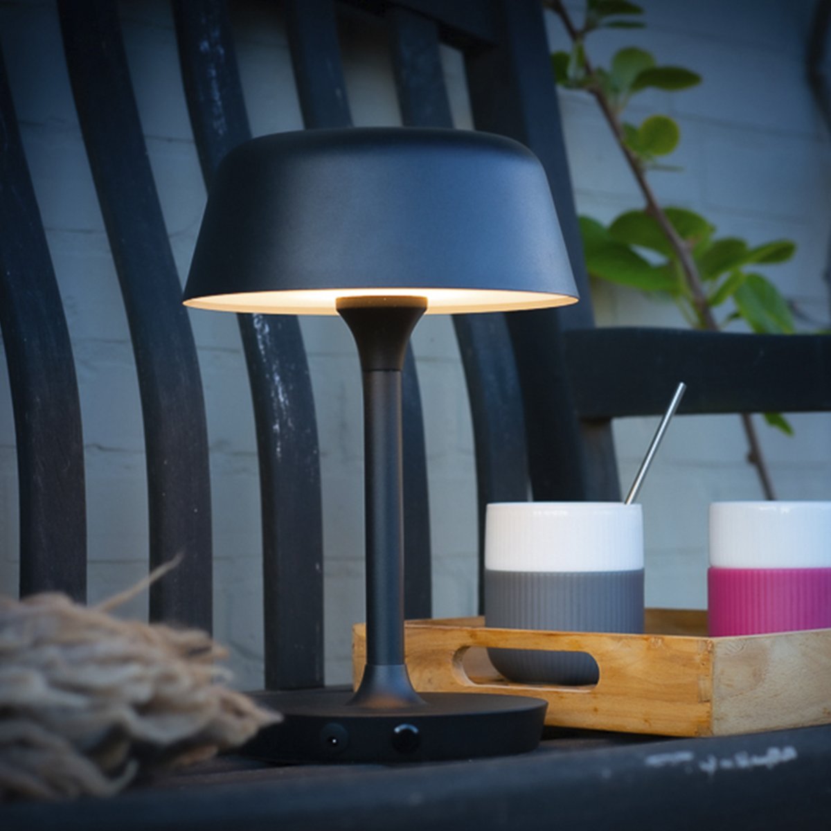 Valencia 30cm Svart bærbar Fra Dyberg Larsen - Den elegante Valencia bordlampen fra Dyberg Larsen i sort er oppladbar og kan plasseres der det trengs mest.