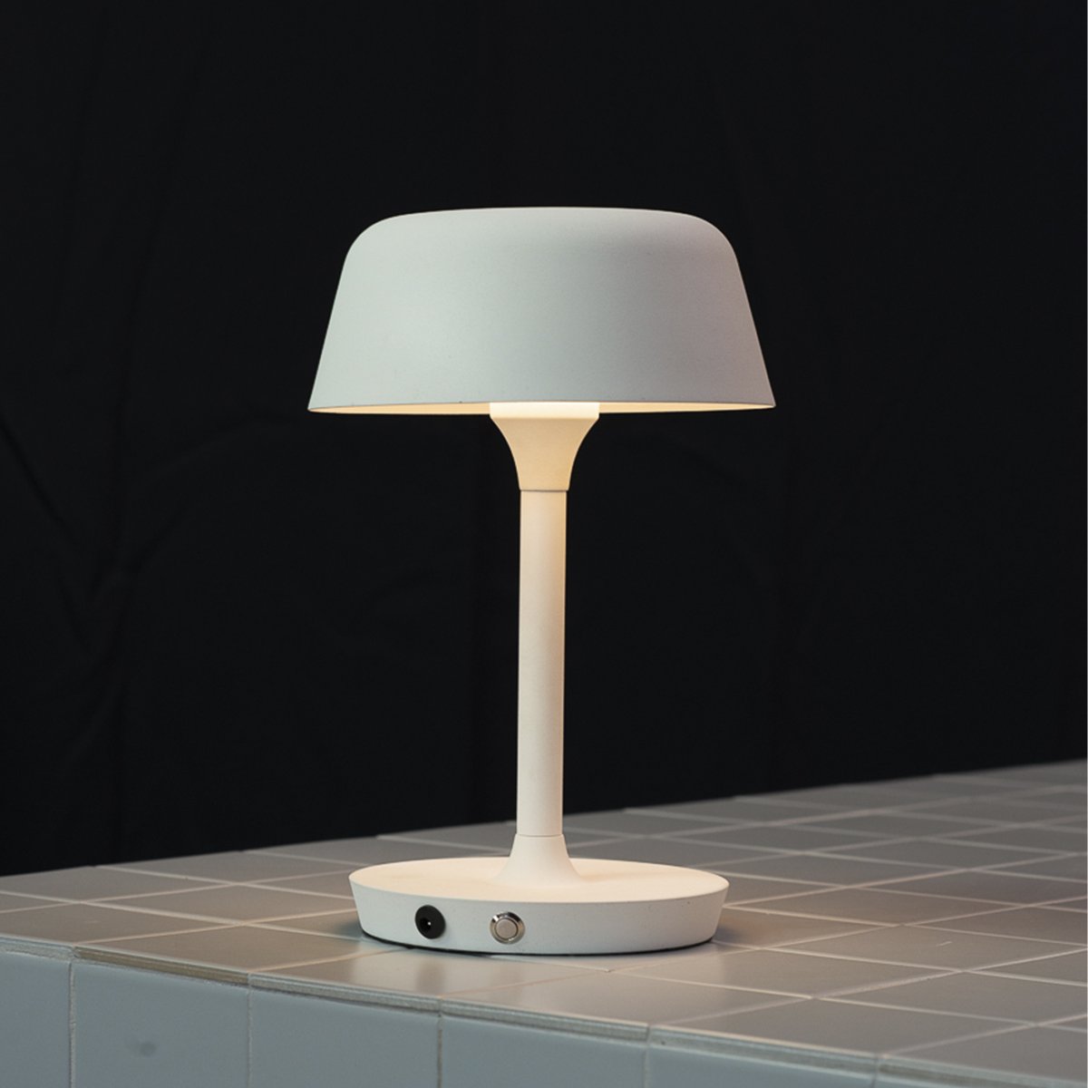 Valencia 30cm Hvit bærbar Fra Dyberg Larsen - Den elegante Valencia bordlampen fra Dyberg Larsen i hvit er oppladbar og kan plasseres der det trengs mest.