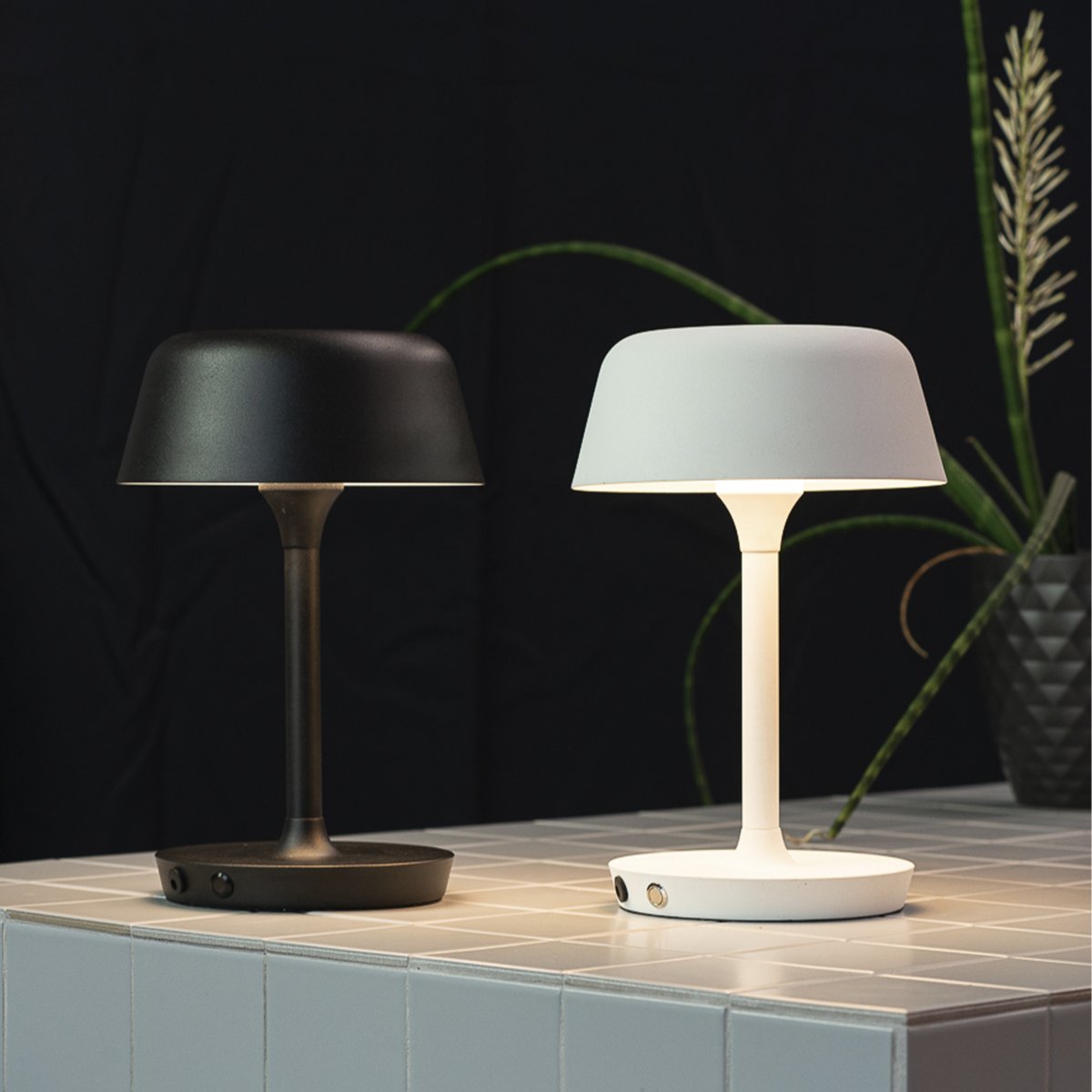 Valencia 30cm Hvit bærbar Fra Dyberg Larsen - Den elegante Valencia bordlampen fra Dyberg Larsen i hvit er oppladbar og kan plasseres der det trengs mest.