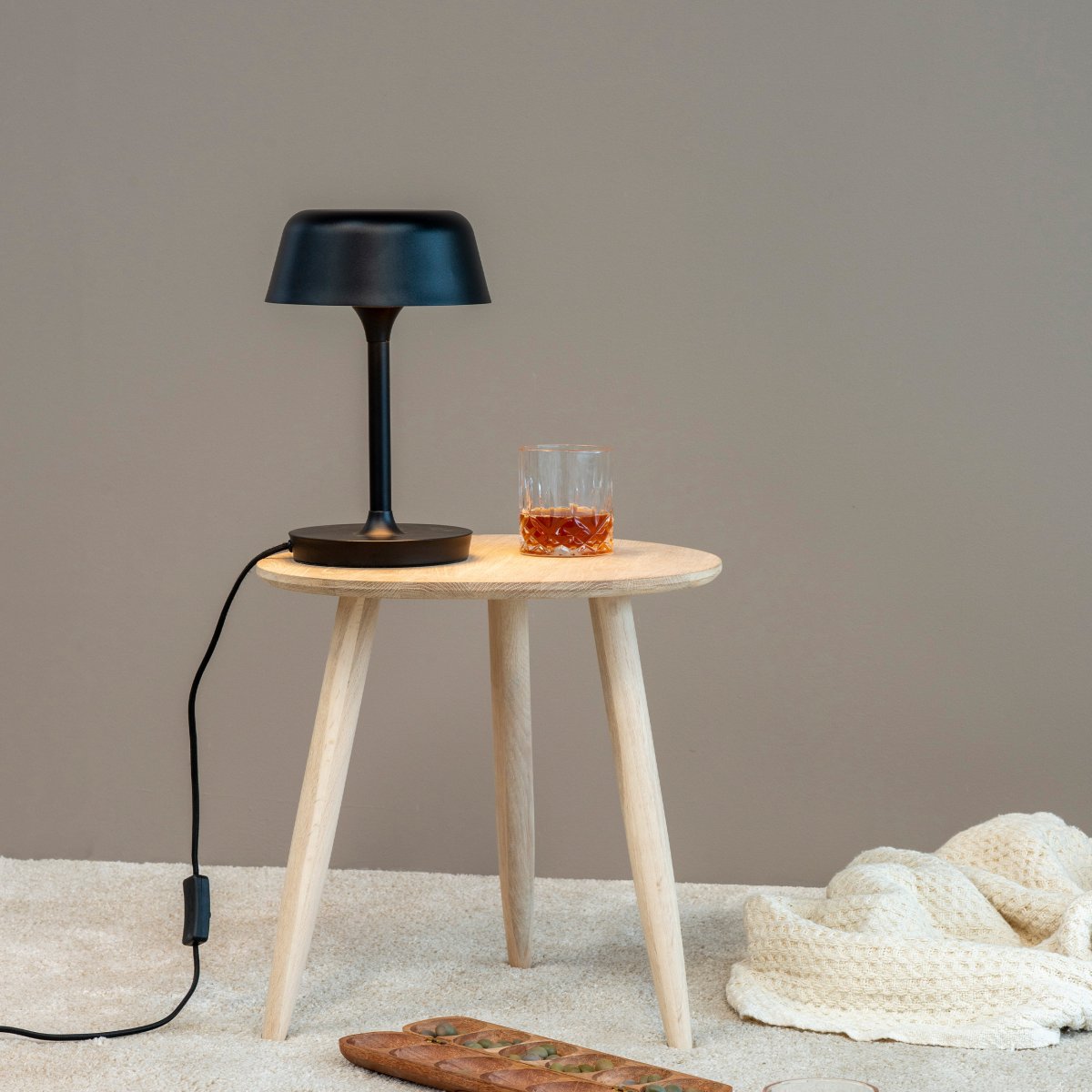 Valencia 30cm Svart bordlampe Fra Dyberg Larsen - Valencia bordlampe er en elegant og unik lampe som sprer et vakkert og behagelig lys.