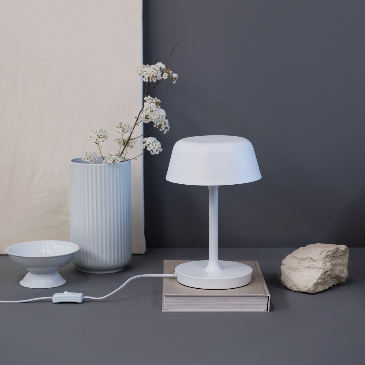 Valencia 30cm Hvit bordlampe Fra Dyberg Larsen - Valencia bordlampe er en elegant og unik lampe som sprer et vakkert og behagelig lys.
