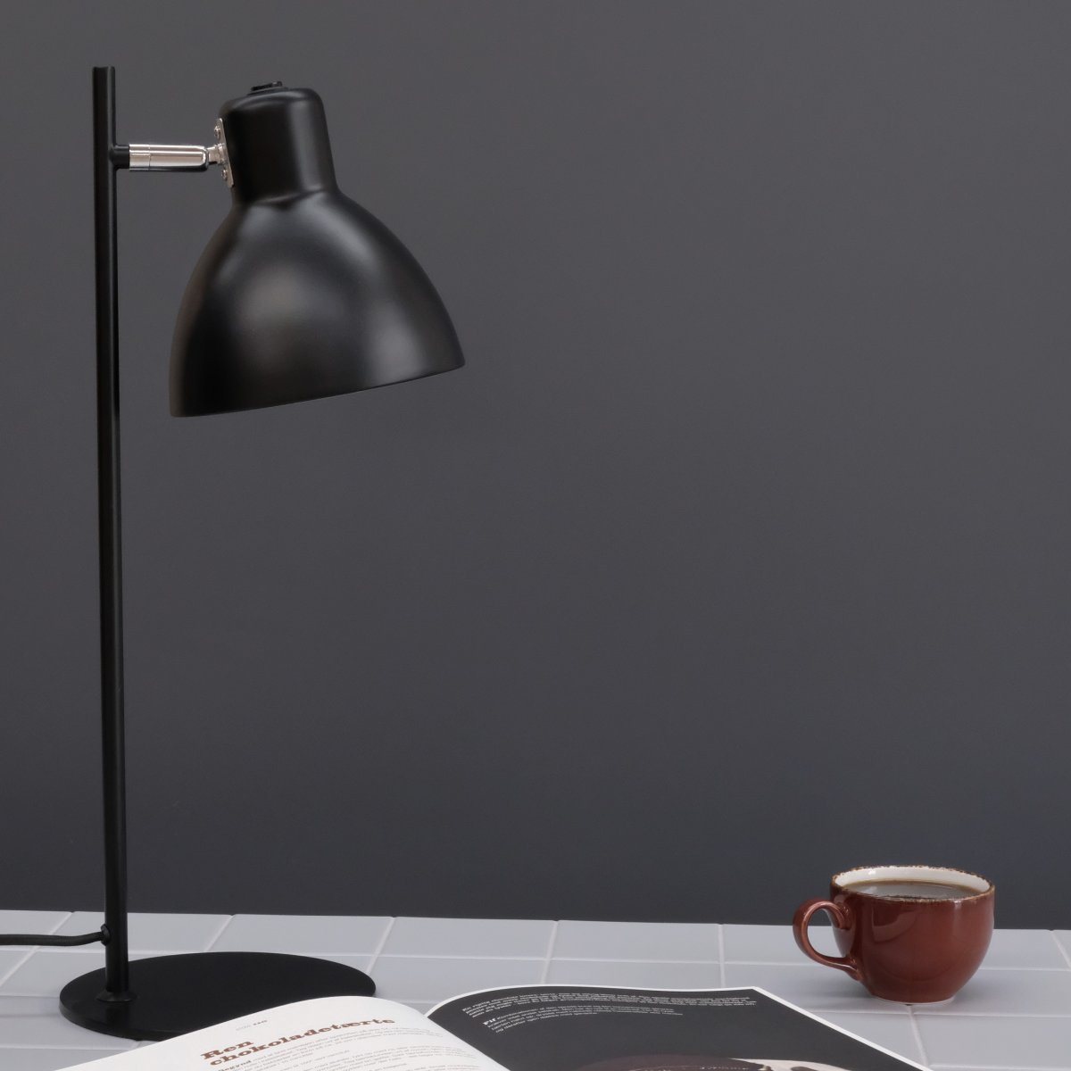 Skagen 50cm Svart skrivebordslampe Fra Dyberg Larsen - La Skagen spre et fokusert og behagelig lys n&aring;r du trenger det som mest, og gi hjemmet ditt et tidl&oslash;st og sofistikert utseende med denne kvalitetslampen!