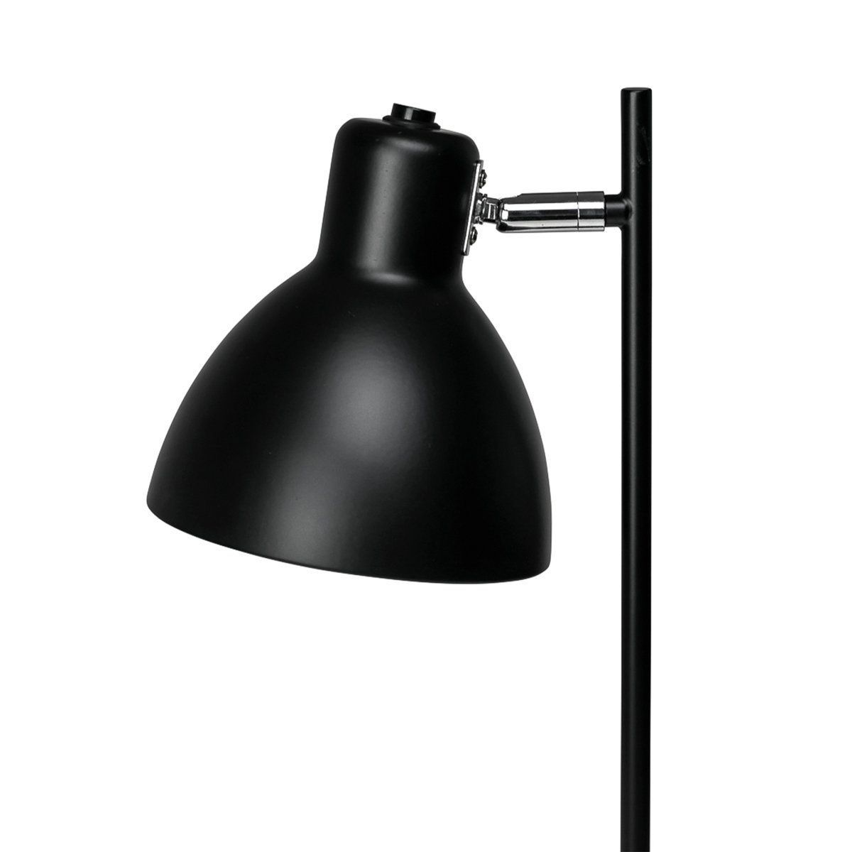 Skagen 50cm Svart skrivebordslampe Fra Dyberg Larsen - La Skagen spre et fokusert og behagelig lys n&aring;r du trenger det som mest, og gi hjemmet ditt et tidl&oslash;st og sofistikert utseende med denne kvalitetslampen!