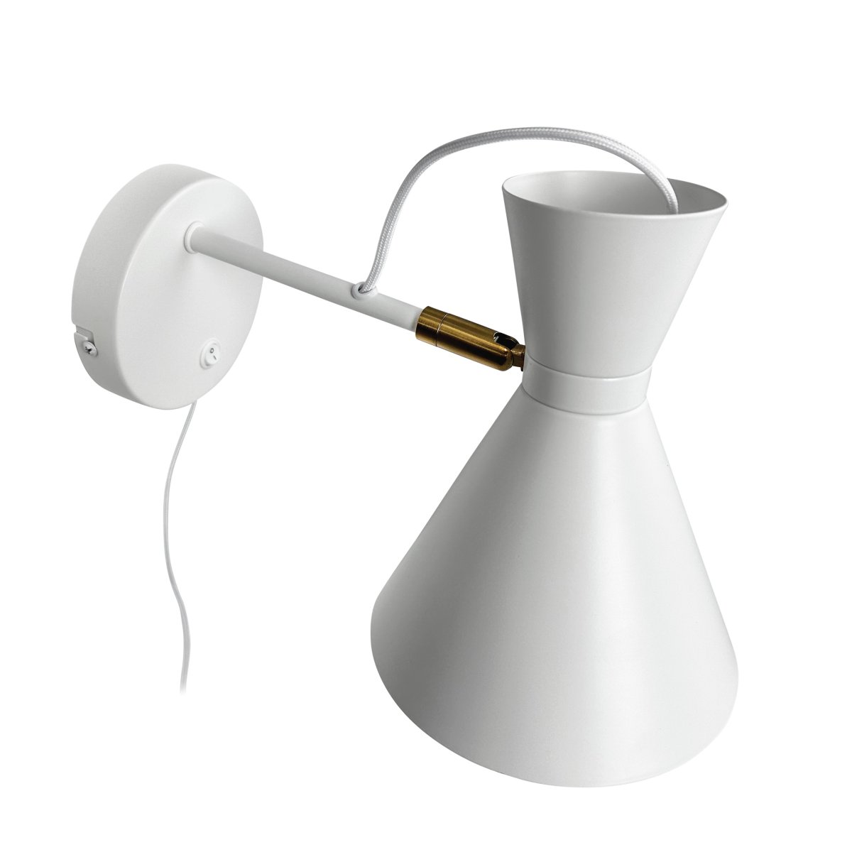 Cindy Hvit leselampe Fra Dyberg Larsen - Enten du vil ha en praktisk lyskilde eller en dekorativ detalj, Cindy vegglampe &ndash; hvit med messing &ndash; et utmerket valg for å legge både stil og funksjon til ethvert rom i hjemmet ditt.