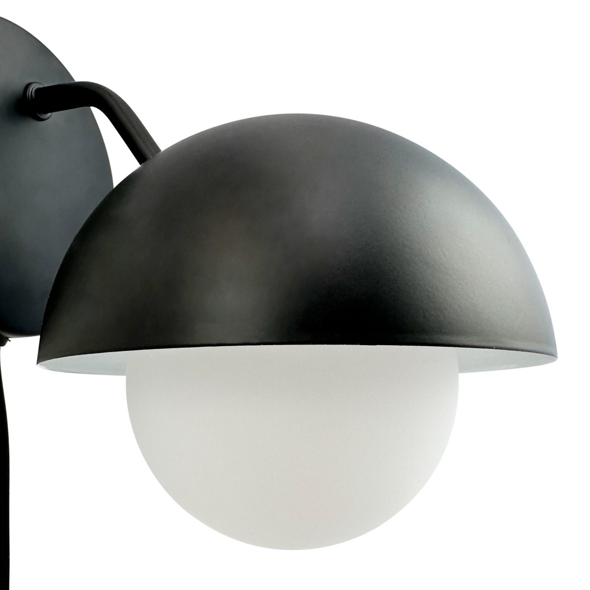 Rose Ø15 Matt svart vegglampe Fra Dyberg Larsen - Glasskuppelen fungerer som en naturlig lysspreder og skaper en varm og innbydende atmosfære i rommet.