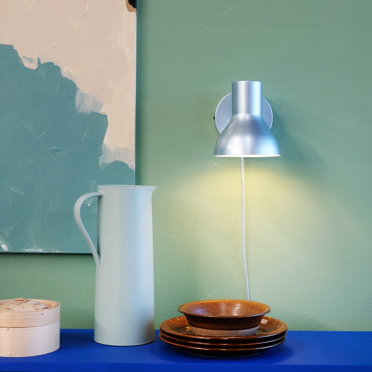 Bob Blå leselampe Fra Dyberg Larsen - Bob &auml;r det perfekta valet f&ouml;r det moderna hemmet och kombinerar stilren design med funktionalitet.