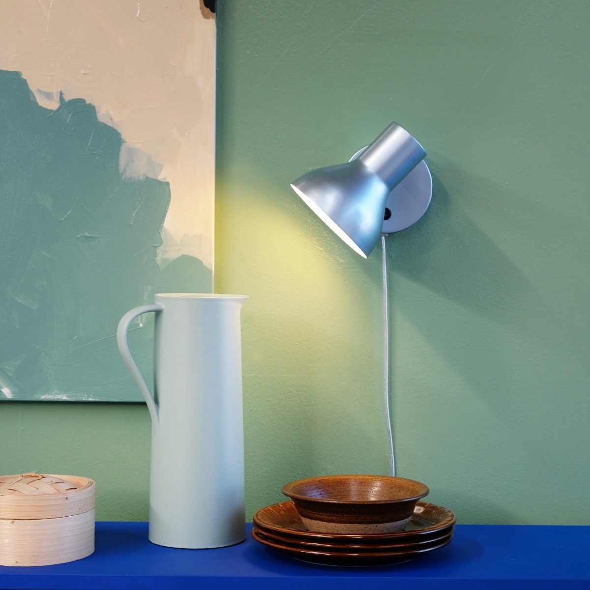 Bob Blå leselampe Fra Dyberg Larsen - Bob &auml;r det perfekta valet f&ouml;r det moderna hemmet och kombinerar stilren design med funktionalitet.