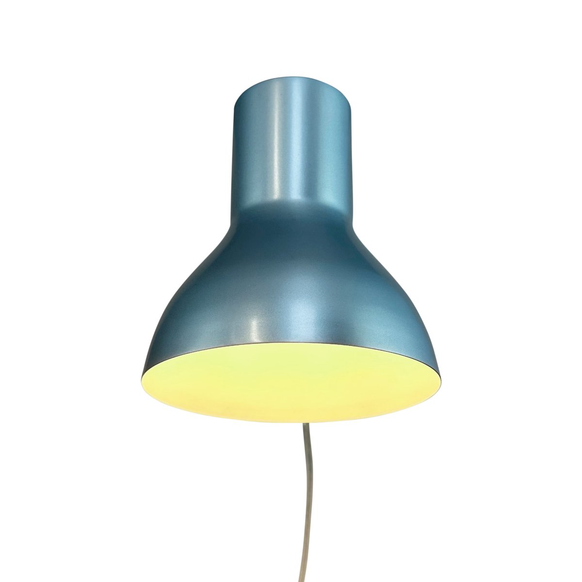 Bob Blå leselampe Fra Dyberg Larsen - Bob &auml;r det perfekta valet f&ouml;r det moderna hemmet och kombinerar stilren design med funktionalitet.