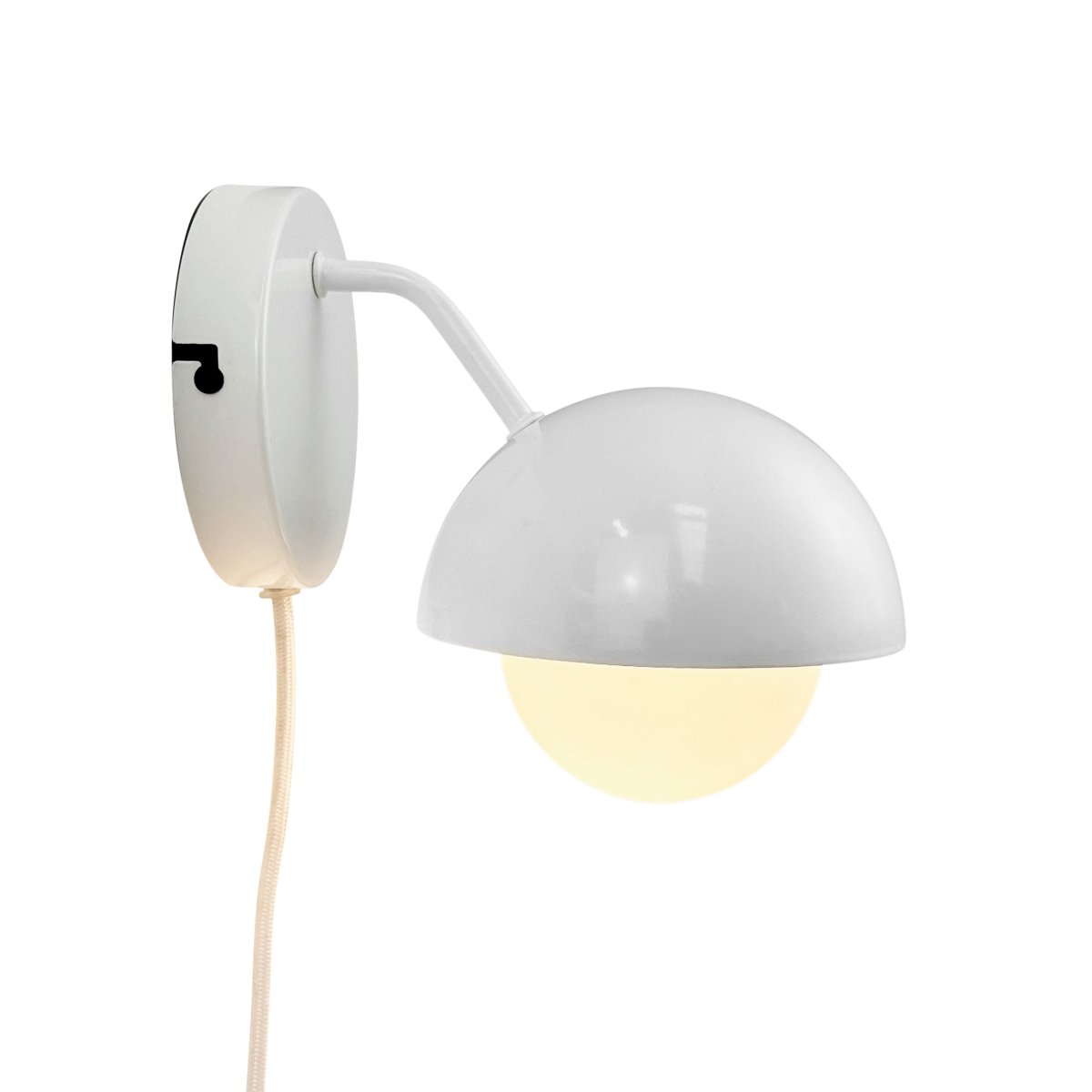 Rose Ø15 Skinnende hvit vegglampe Fra Dyberg Larsen - Glasskuppelen fungerer som en naturlig lysspreder og skaper en varm og innbydende atmosfære i rommet.