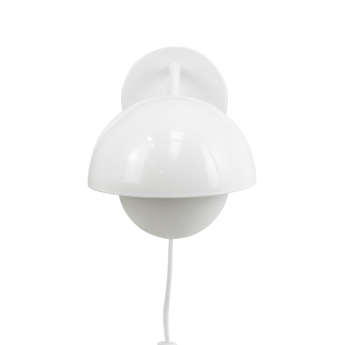 Rose Ø15 Skinnende hvit vegglampe Fra Dyberg Larsen - Glasskuppelen fungerer som en naturlig lysspreder og skaper en varm og innbydende atmosfære i rommet.
