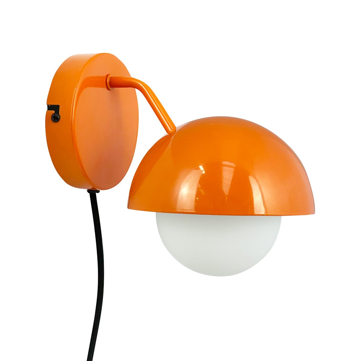 Rose Ø15 skinnende oransje vegglampe Fra Dyberg Larsen - Glasskuppelen fungerer som en naturlig lysspreder og skaper en varm og innbydende atmosfære i rommet.