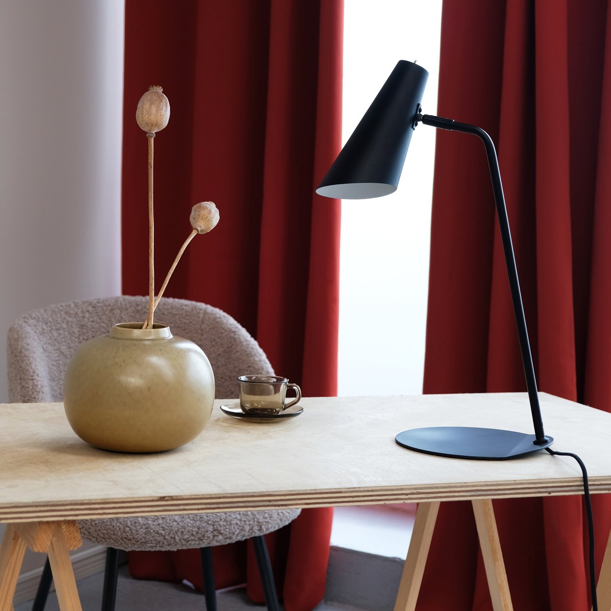 Noa 54cm Svart skrivebordslampe Fra Dyberg Larsen - Noa er en serie med et elegant og minimalistisk uttrykk.