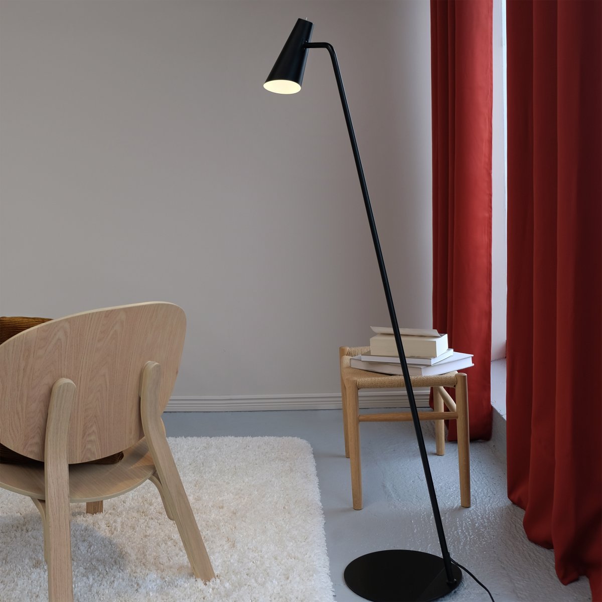 Noa Svart gulvlampe Fra Dyberg Larsen - Noa er en serie med et elegant og minimalistisk uttrykk.