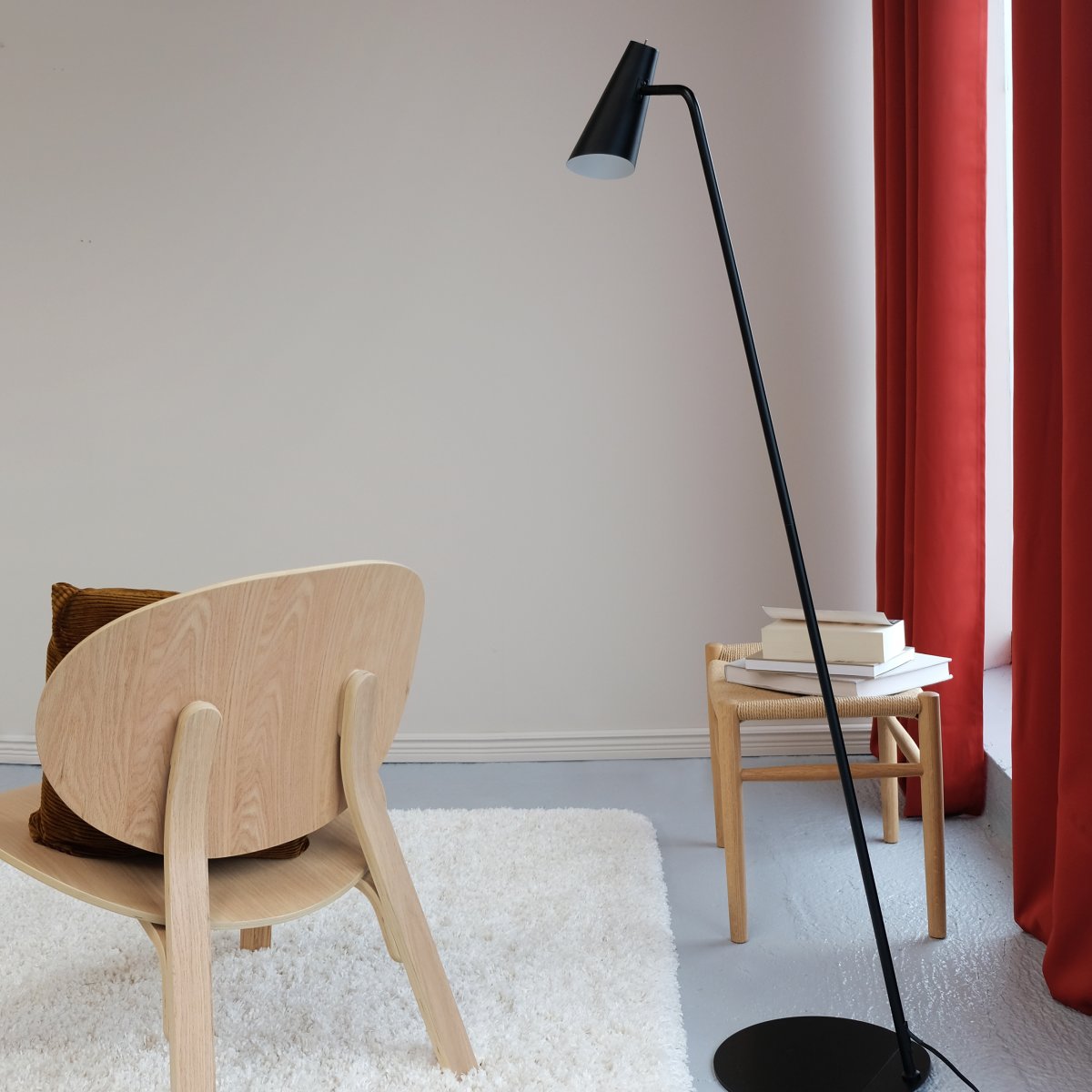 Noa Svart gulvlampe Fra Dyberg Larsen - Noa er en serie med et elegant og minimalistisk uttrykk.