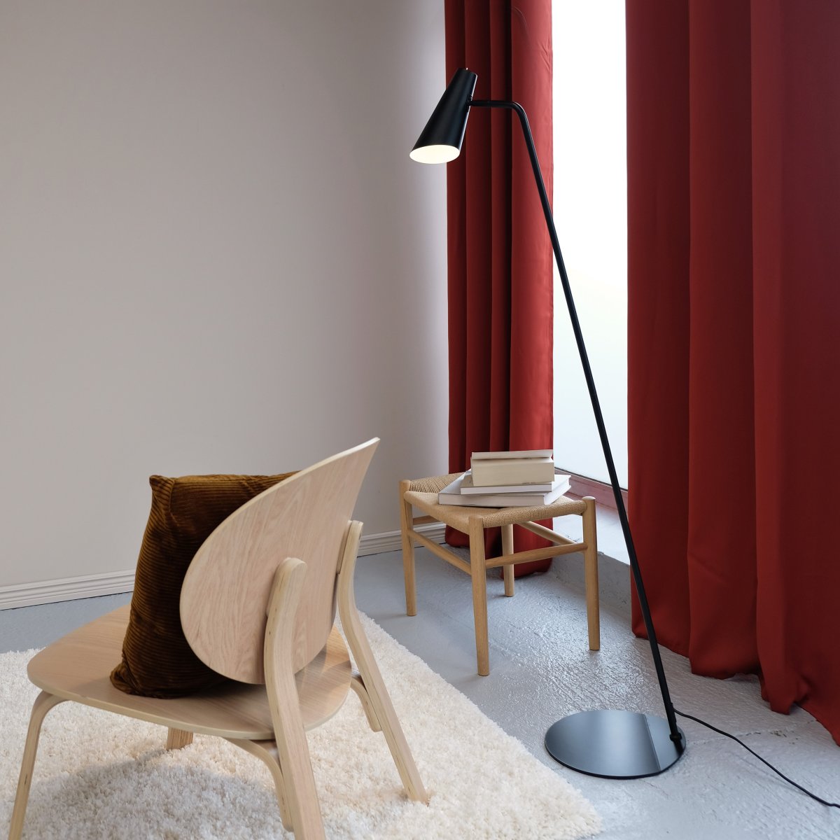 Noa Svart gulvlampe Fra Dyberg Larsen - Noa er en serie med et elegant og minimalistisk uttrykk.
