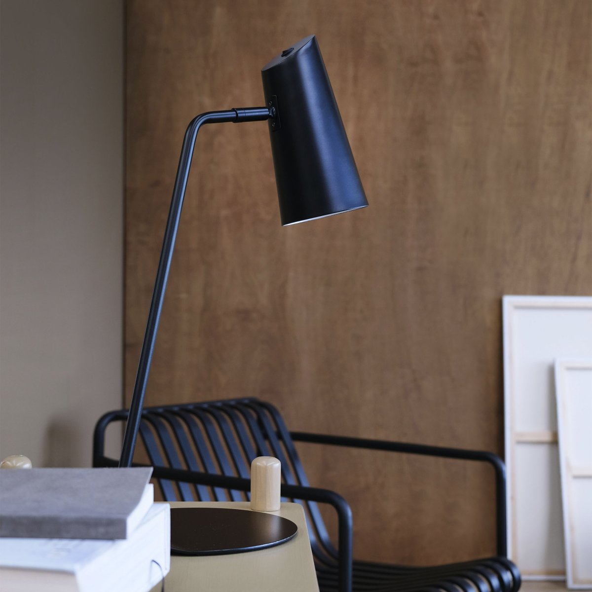 Pallas 55cm Svart skrivebordslampe Fra Dyberg Larsen - Pallas bordlampe i sort metall er en moderne og stilig belysningsløsning.