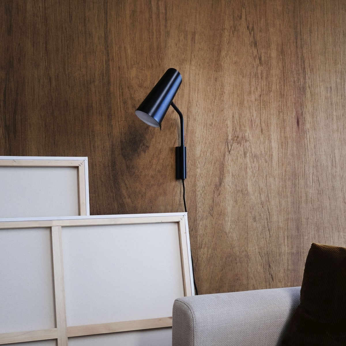 Pallas 38cm Svart vegglampe Fra Dyberg Larsen - Pallas vegglampe i sort metall er en moderne og stilig belysningsløsning.