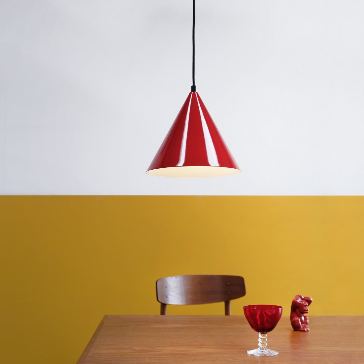 Ron Ø25 Mørk rød Taklampe Fra Dyberg Larsen - Moderne pendel med enkel design og et snev av retro.