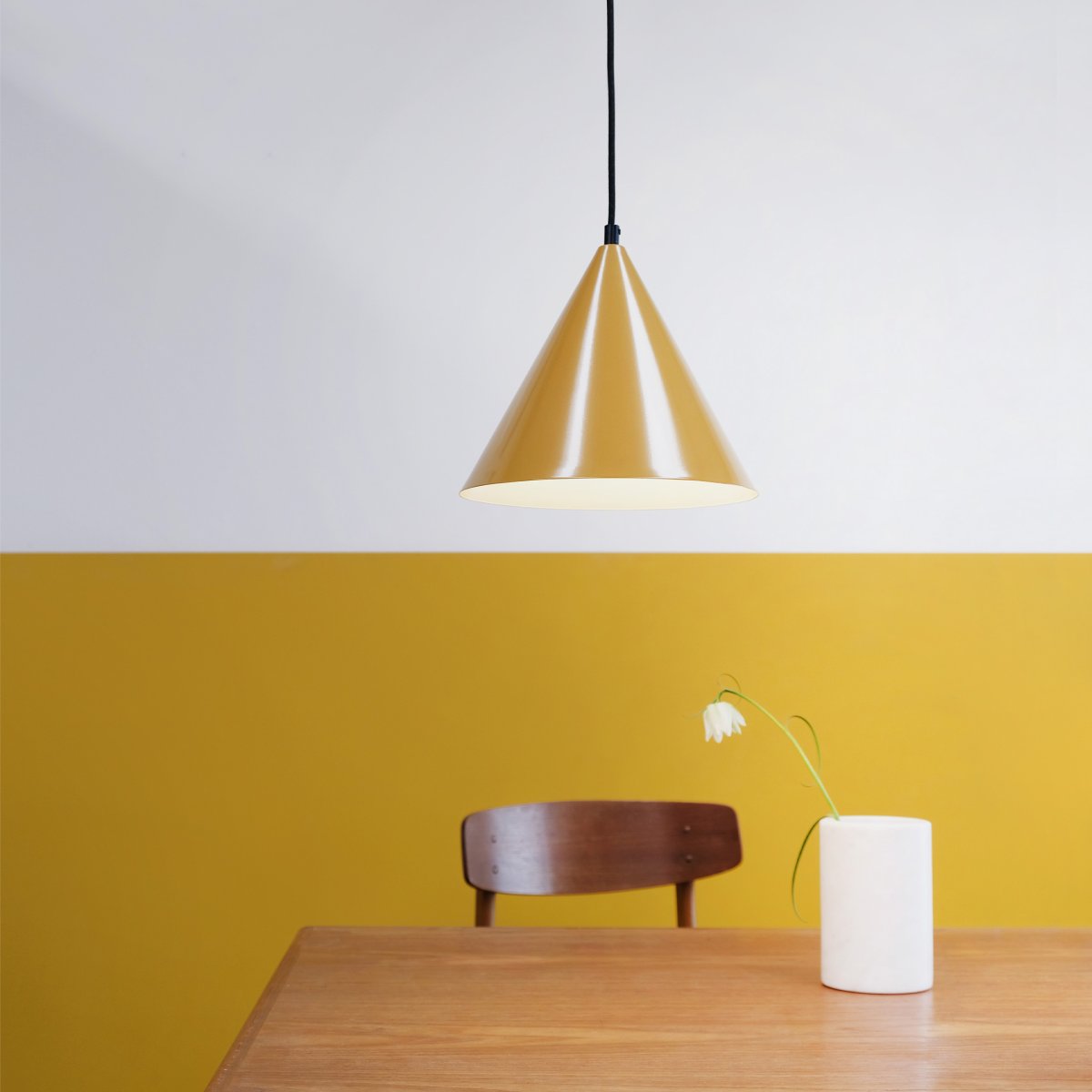 Ron Ø25 Karri Taklampe Fra Dyberg Larsen - Moderne pendel med enkel design og et snev av retro.