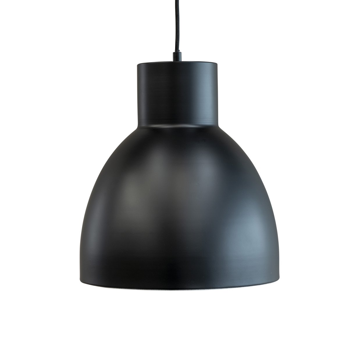 Coast Ø30 Svart Taklampe Fra Dyberg Larsen - Den dansk-designede Coast-serien fra Dyberg Larsen har elegante linjer og stilige, buede armaturer og tilbyr designlamper som pendler, vegglamper, bordlamper og gulvlamper i sort eller hvit.