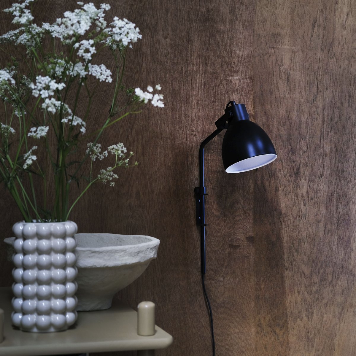 Coast 48cm Svart vegglampe Fra Dyberg Larsen - Coast er enkel å montere med en enkel brakett og passer både i moderne leiligheter og klassiske hus.