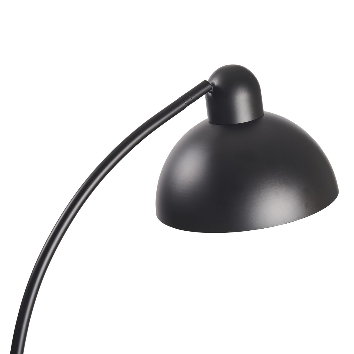 Eric Svart gulvlampe Fra Dyberg Larsen - Laget i sort metall i kombinasjon med marmorbasen, blir det en stilig interiørdetalj i hjemmet.