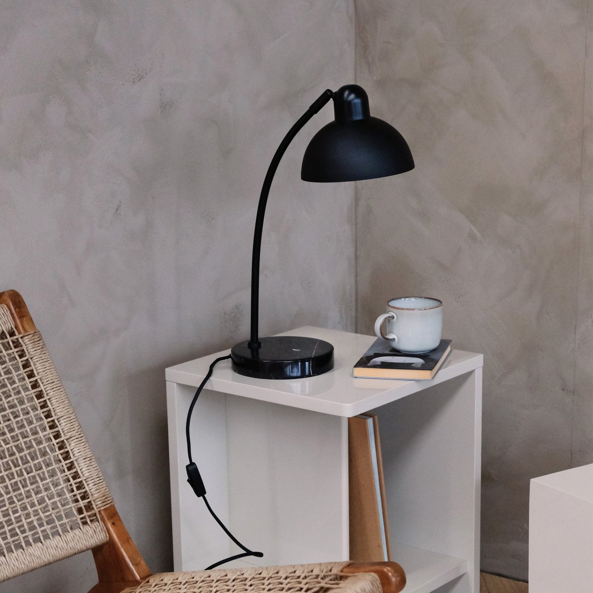 Eric 48cm Svart skrivebordslampe Fra Dyberg Larsen - Oppdag den elegante Eric bordlampen med sin unike marmorsokkel og buede detaljer som gir den et sofistikert utseende.