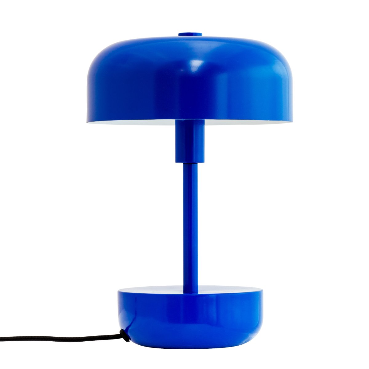 Haipot 25cm Blå bordlampe Fra Dyberg Larsen - Haipot-serien er tilgjengelig i både stilige og livlige nyanser, og gir en iøynefallende opplevelse og et moderne romtema.